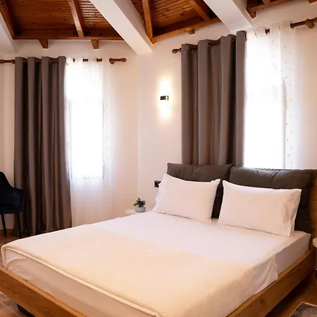 Em בית הארחה Gjirokastër